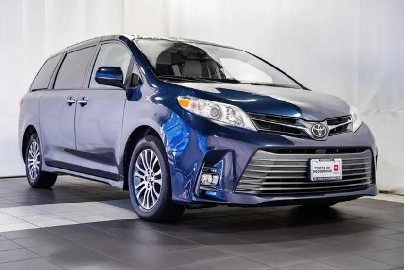 2020 Toyota Sienna XLE Premium photo 1