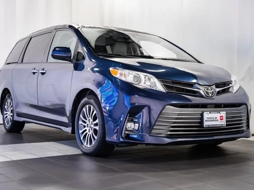 2020 Toyota Sienna XLE Premium photo 1