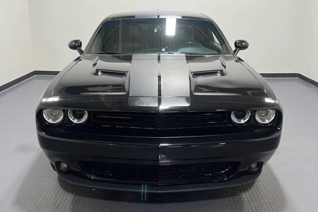 2016 Dodge Challenger SXT photo 1