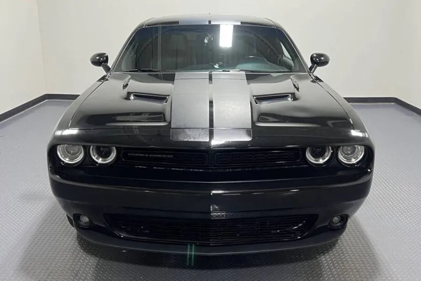 2016 Dodge Challenger SXT photo 1