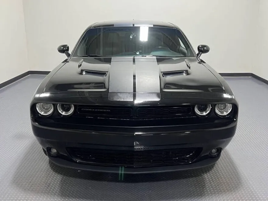 2016 Dodge Challenger SXT photo 1