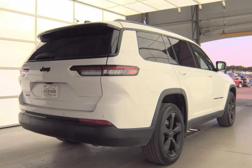 2023 Jeep Grand Cherokee Altitude photo 1