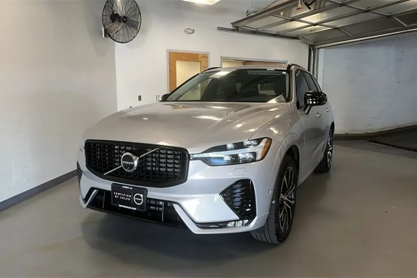 2025 Volvo XC60 B5 Plus photo 1