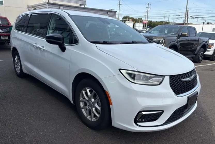 2024 Chrysler Pacifica Touring L photo 1