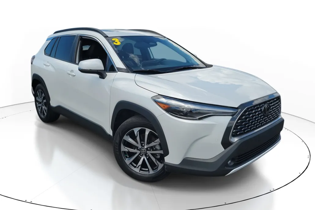 2023 Toyota Corolla Cross XLE photo 1