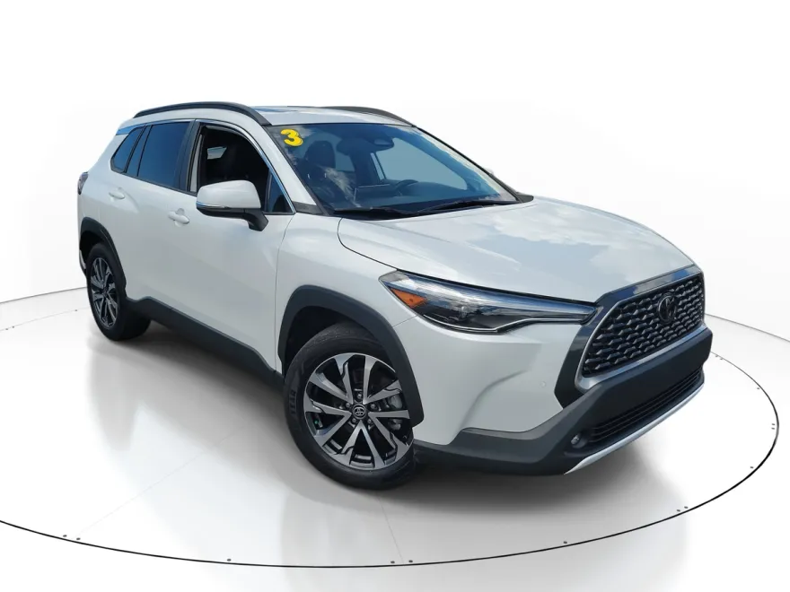 2023 Toyota Corolla Cross XLE photo 1