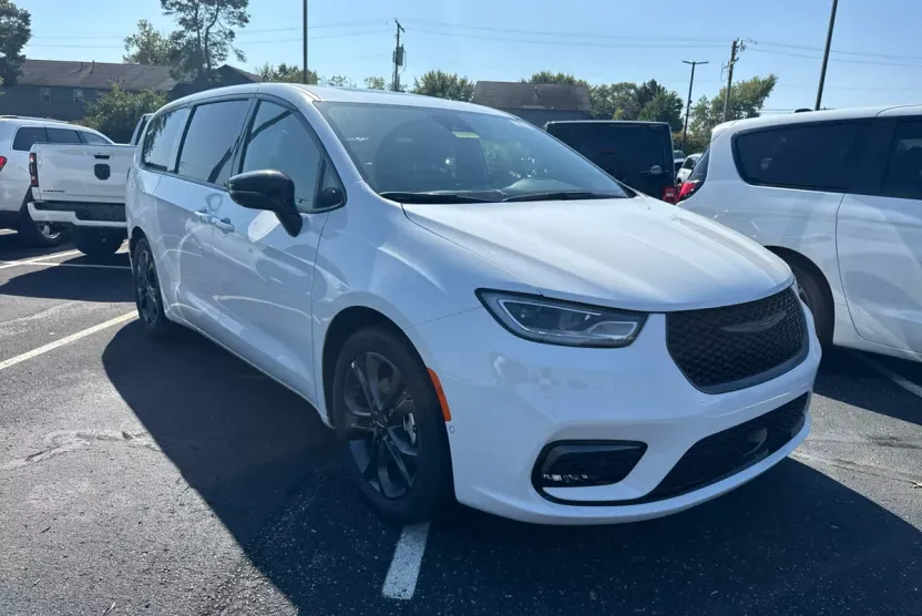 2026 Chrysler Pacifica Base photo 1