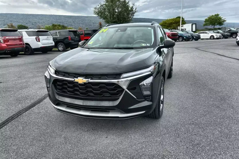 2024 Chevrolet Trax LT photo 1