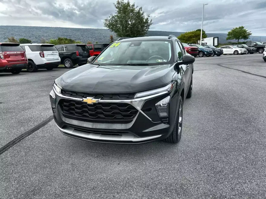 2024 Chevrolet Trax LT photo 1