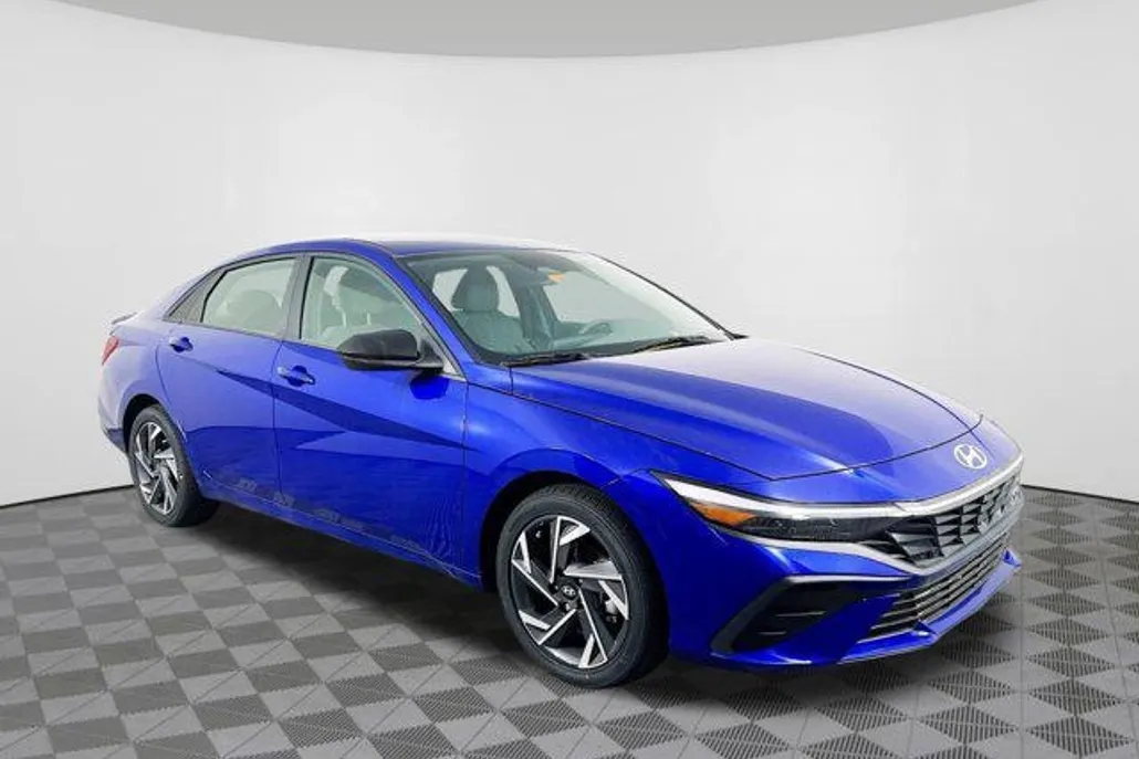 2025 Hyundai Elantra SEL Sport photo 1