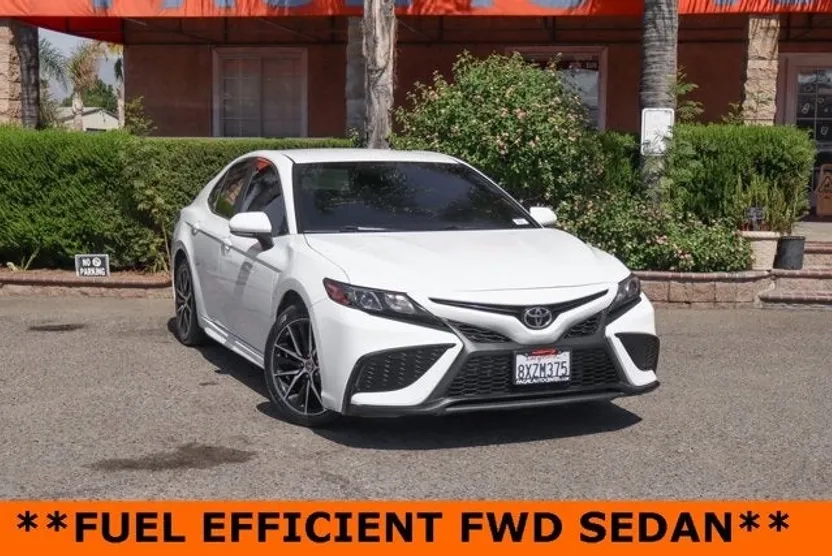 2022 Toyota Camry SE photo 1