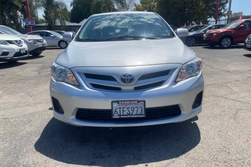 2011 Toyota Corolla LE photo 1