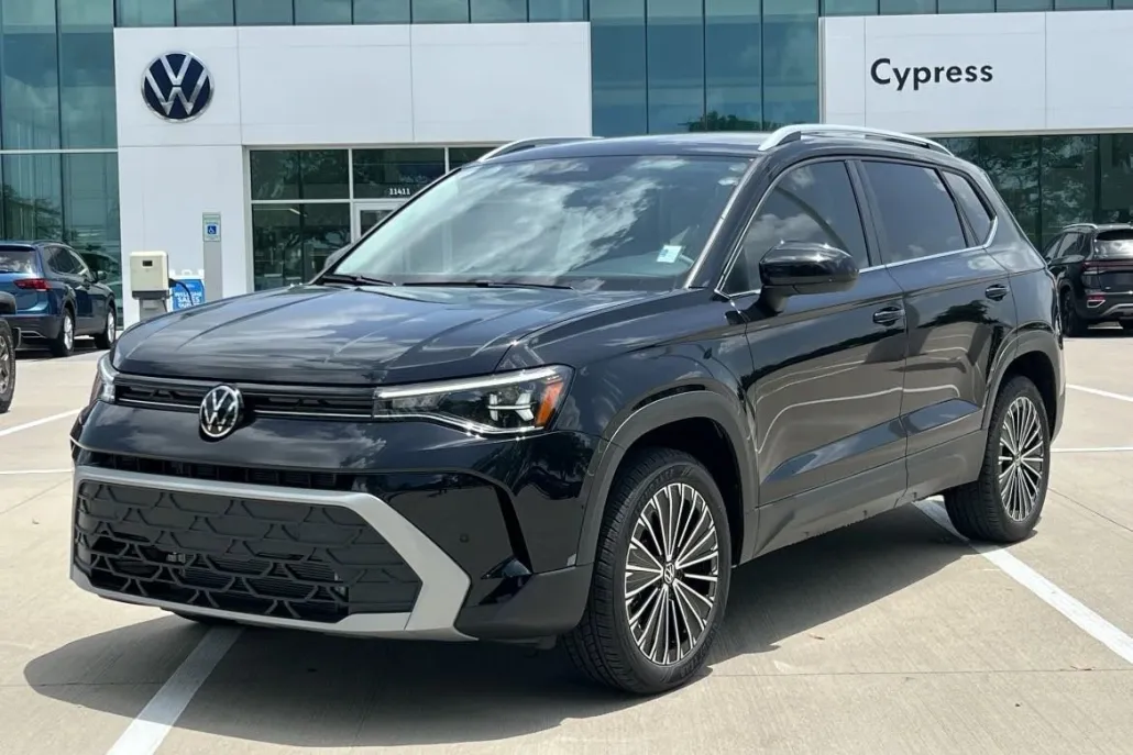 2025 Volkswagen Taos SE photo 1