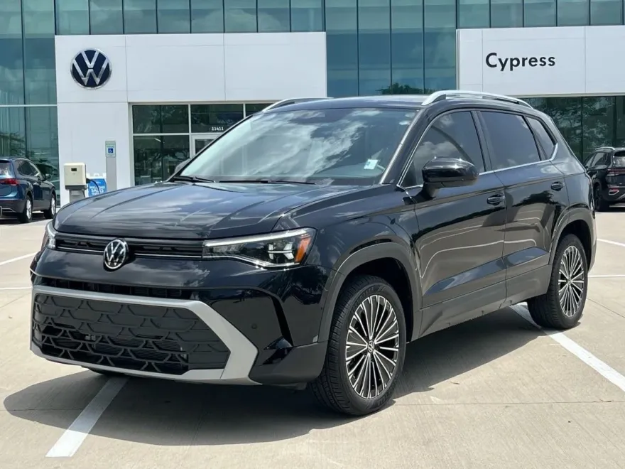 2025 Volkswagen Taos SE photo 1