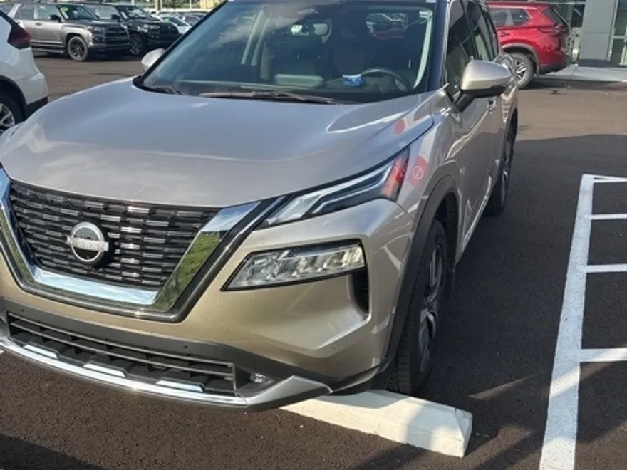 2022 Nissan Rogue Platinum photo 1
