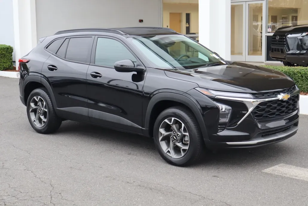 2024 Chevrolet Trax LT photo 1