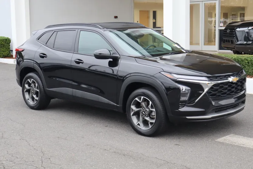 2024 Chevrolet Trax LT photo 1
