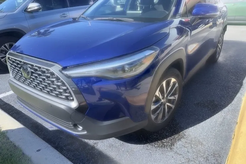 2023 Toyota Corolla Cross XLE photo 1