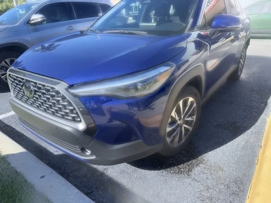 2023 Toyota Corolla Cross XLE photo 1