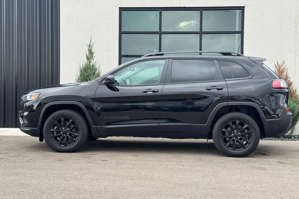 2023 Jeep Cherokee Altitude Lux photo 1