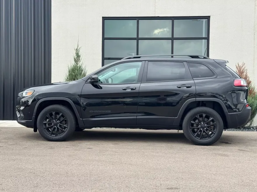 2023 Jeep Cherokee Altitude Lux photo 1
