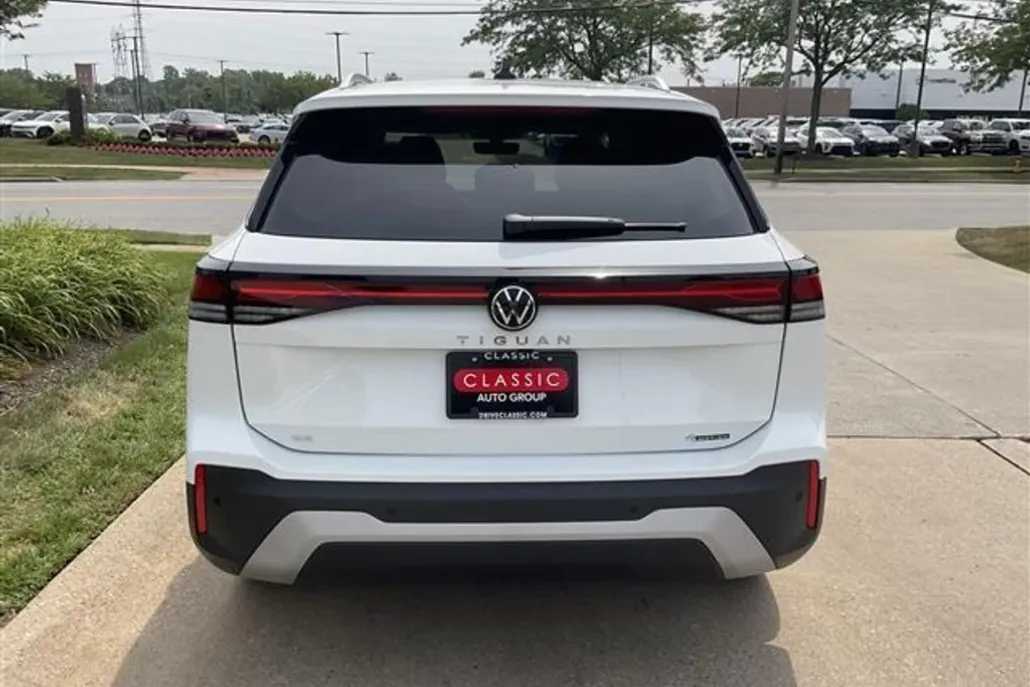 2025 Volkswagen Tiguan SE photo 1
