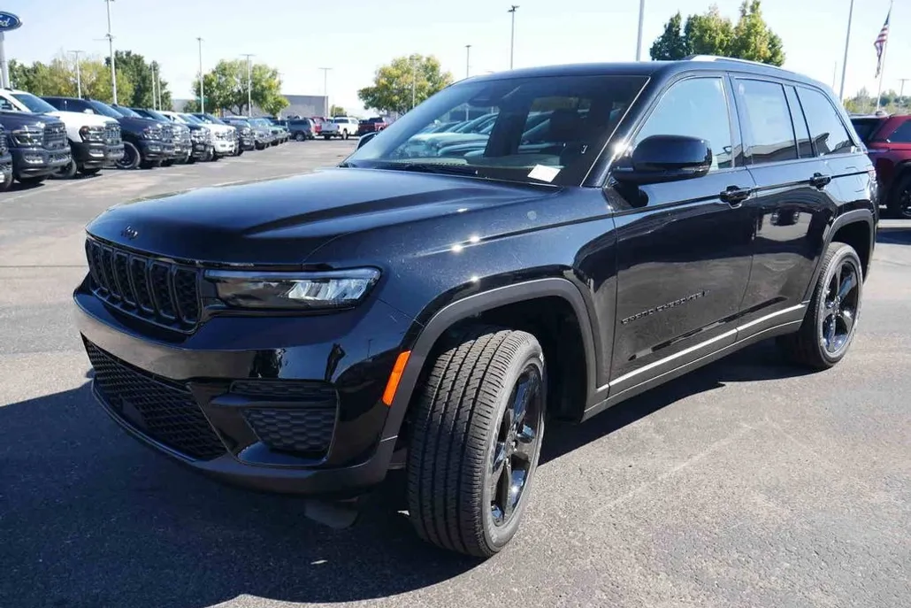 2025 Jeep Grand Cherokee Altitude photo 1