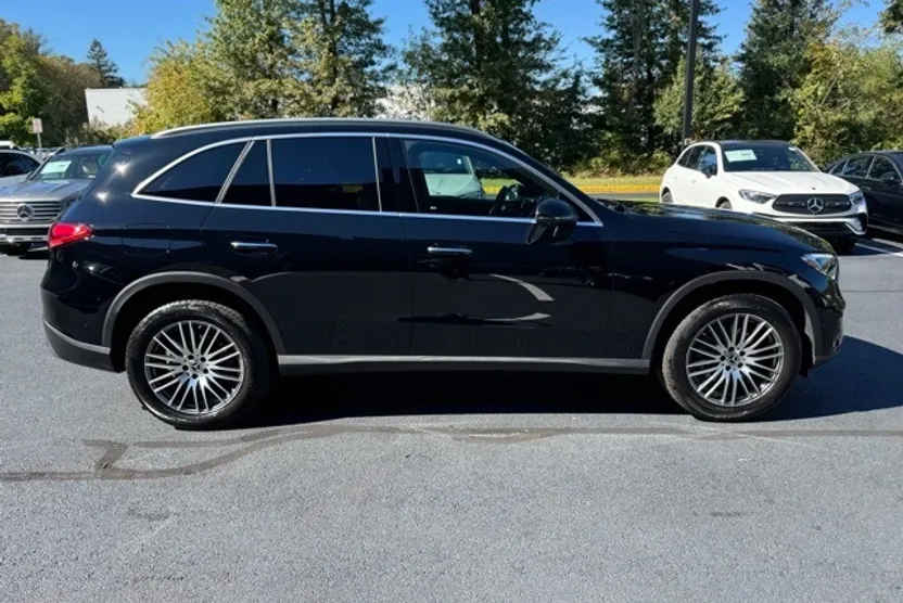 2025 Mercedes Benz GLC 300 4MATIC photo 1