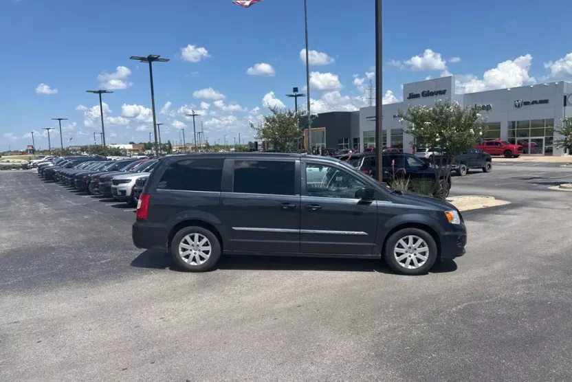 2014 Chrysler Town & Country Touring photo 1