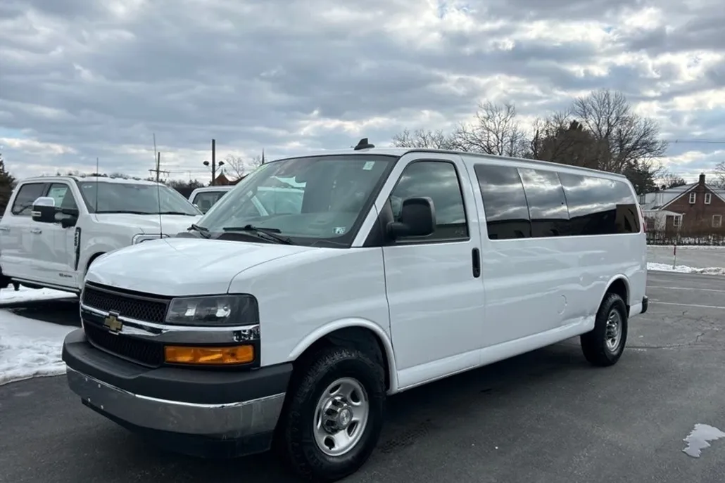 2021 Chevrolet Express 3500 LT Passenger photo 1