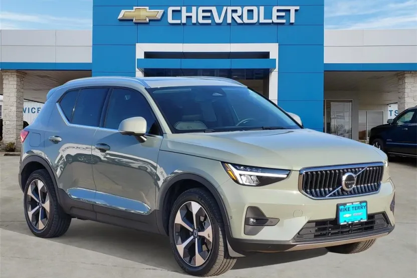 2023 Volvo XC40 Plus photo 1