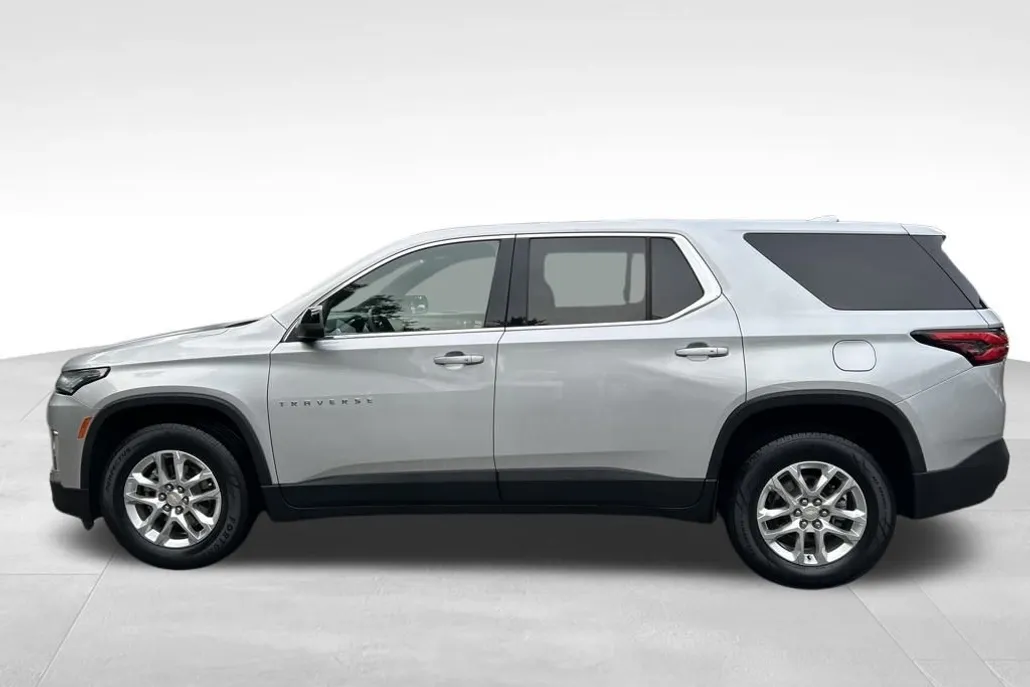 2022 Chevrolet Traverse LS photo 1