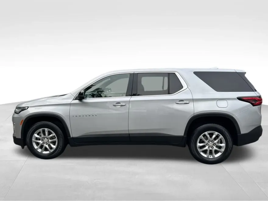 2022 Chevrolet Traverse LS photo 1