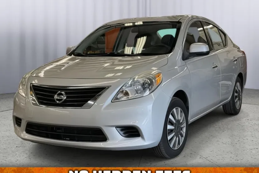 2014 Nissan Versa SV photo 1