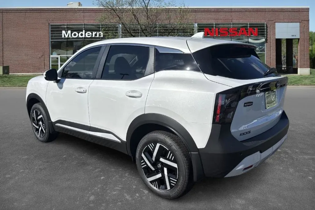 2025 Nissan Kicks SV photo 1