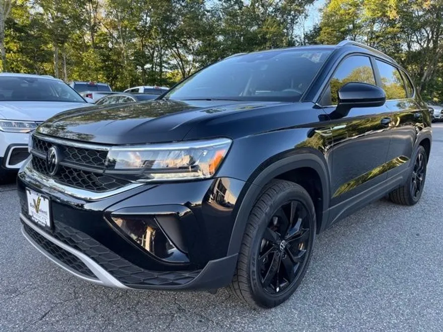 2022 Volkswagen Taos SE photo 1