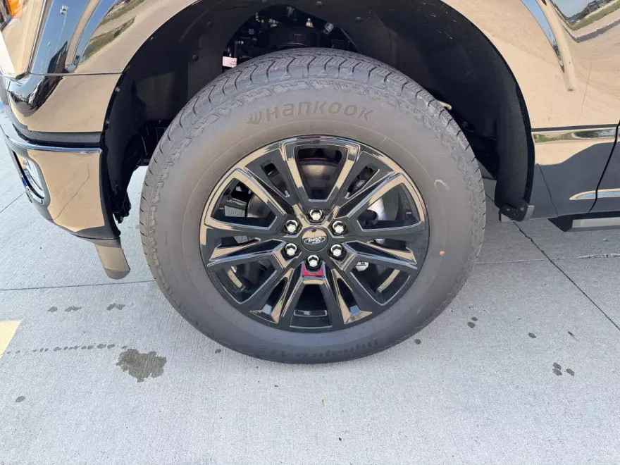 2025 Ford F-150 Platinum photo 1