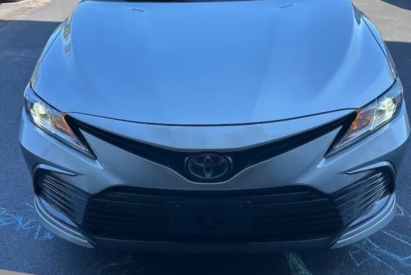 2022 Toyota Camry LE photo 1