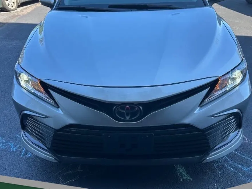 2022 Toyota Camry LE photo 1
