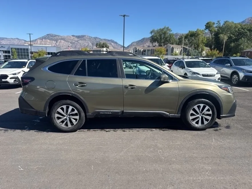 2021 Subaru Outback Premium photo 1