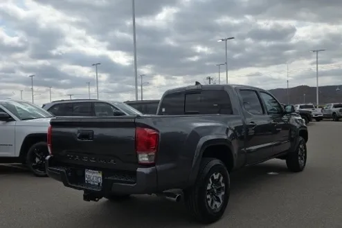 2017 Toyota Tacoma SR5 photo 2
