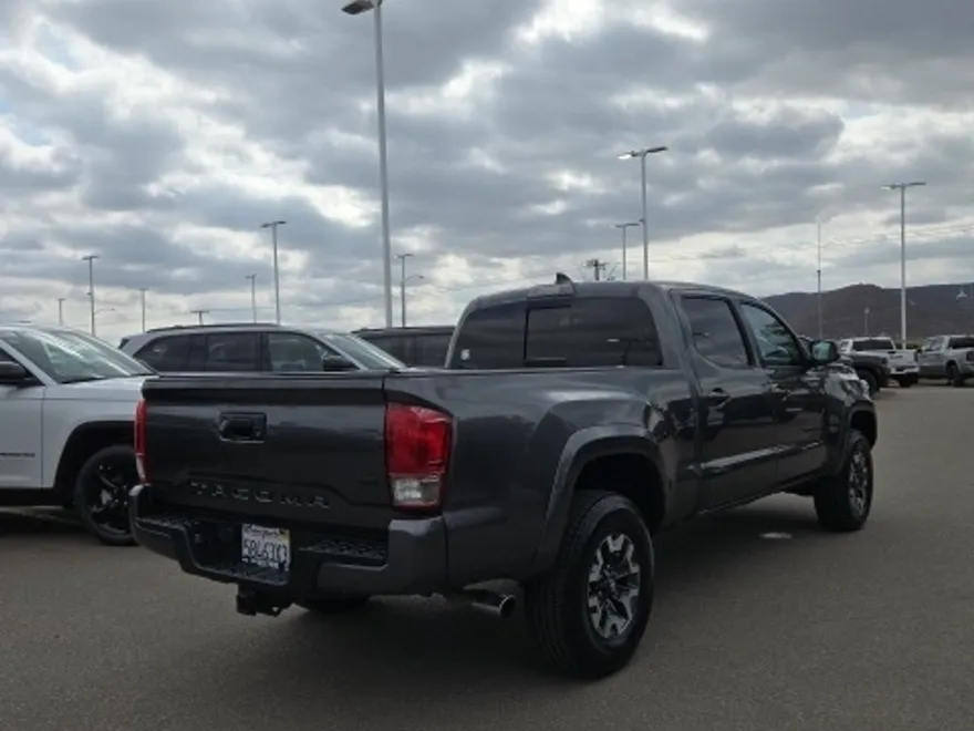 2017 Toyota Tacoma SR5 photo 2