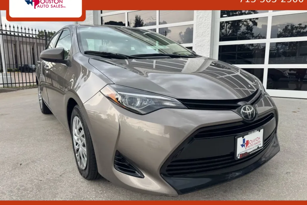 2019 Toyota Corolla LE photo 1