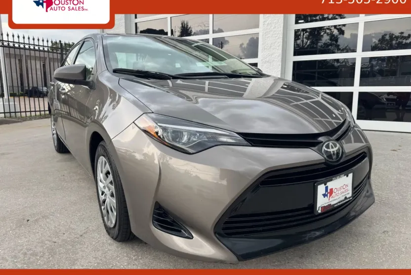 2019 Toyota Corolla LE photo 1