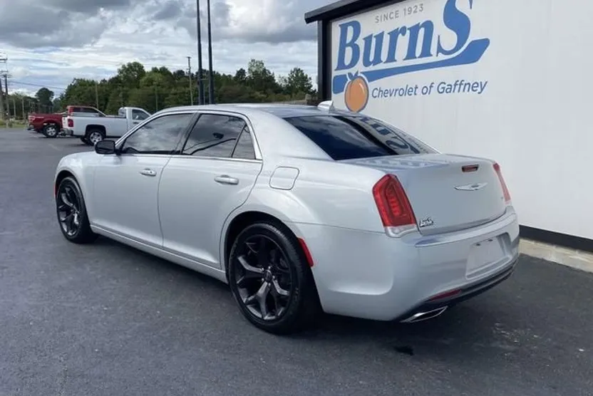 2019 Chrysler 300 Touring photo 1