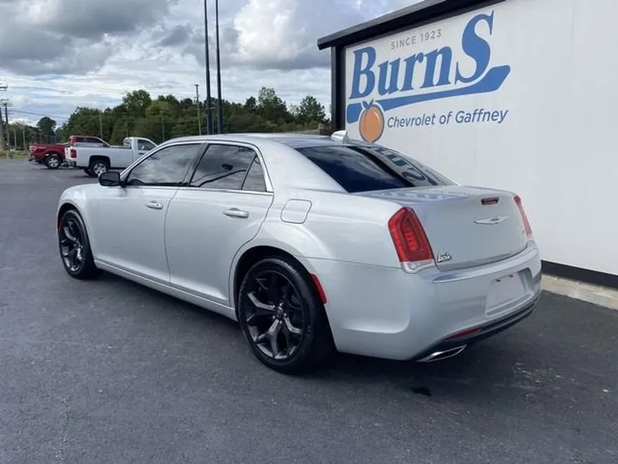 2019 Chrysler 300 Touring photo 1