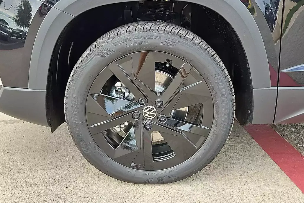 2025 Volkswagen Taos SE photo 1