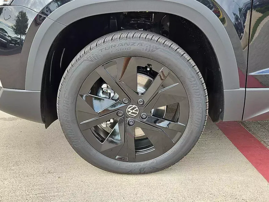 2025 Volkswagen Taos SE photo 1