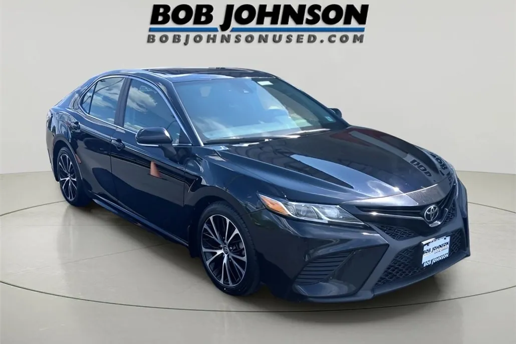 2020 Toyota Camry SE photo 1