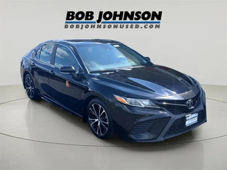 2020 Toyota Camry SE photo 1